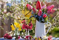 Arrangements floraux de tulipes, jonquilles, myosotis et coings japonais
