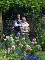 Dirk et Inger Laan dans leur jardin