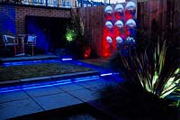 Jardin de ville moderne à Cambridge avec éclairage. Conçu par Paul Dracott