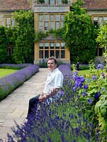 Raymond Blanc, chef célèbre, photographié par la promenade de la lavande menant à son hôtel et restaurant, Le Manoir aux Quat ' Saisons.