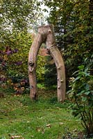 Une magnifique sculpture d'arbre enjambe le chemin du jardin principal à l'arboretum.