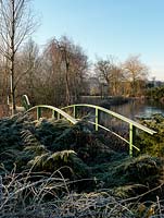 Une vue matinale du lac ornemental et des ponts inspirés de Monet à Wilkins Pleck.
