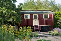 Une caravane vintage sert de cabane insolite