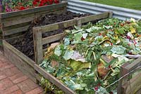 Bacs à compost fabriqués à partir de palettes en bois. Déchets verts frais et compost bien pourri.