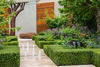 Le jardin Morgan Stanley Healthy Cities. Une structure formelle de haies de buis et de chemins de pierre contraste avec une tapisserie de vivaces.