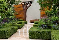 Le jardin Morgan Stanley Healthy Cities. Une structure formelle de haies de buis et de chemins de pierre contraste avec une tapisserie de vivaces