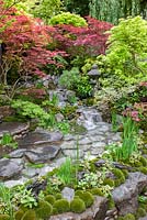 Vue d'un ruisseau qui mène à des pierres de gué - Edo no Niwa - Jardin d'Edo par Ishihara Kazuyuki Design Laboratory