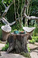 Heather Edwards - Table de souche d'arbre avec des chaises en bois sculpté, The Sculptor's Picnic Garden by Walker's Nurseries, RHS Chelsea Flower Show 2015
