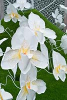 Jardin contemporain - Fleurs d'orchidées en papier géantes. Le jardin des parfums d'Harrods.