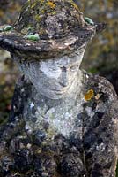 L'une des sculptures de Simon Verity, patinée et vieillie de mousse et de lichen