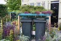 Logement poubelle avec toit vert - Community Street Garden, RHS Hampton Court Palace Flower Show 2015