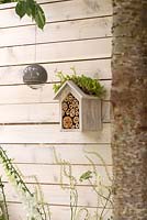 Maison à insectes au toit vert - Paysages vivants: City Twitchers Garden, RHS Hampton Court Palace Flower Show 2015