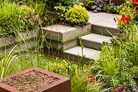 Foundations for Growth Garden - vue à travers Sanguisorba officinalis 'Morning Select' jusqu'aux marches et au jardin englouti au-delà - RHS Hampton Court Flower Show 2015
