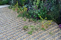 Dallage de jardin en incrustations de pierre coulée remplies de gravier - RHS Hampton Court Palace Flower Show 2015
