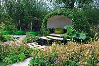 Pavillon contemporain avec toit et murs végétalisés, parterre avant avec Verbascum 'Firedance', Geum 'Totally Tangerine' - The Macmillan Legacy Garden, RHS Hampton Court Flower Show 2015