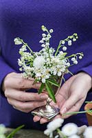 Tout blanc posie étape par étape en mai: fleur d'oranger du Mexique, marguerite Bellis, persil de vache, jacinthes de raisin blanc, aubépine et muguet. Choisya 'Aztec Pearl', Bellis perennis, Anthriscus sylvestris, Muscari aucheri 'White Magic', Crataegus laevigata et Convallaria majalis.