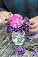 Jardin potager posie étape par étape en juin. Combinaison de rose avec vivace. Rosa 'Harlow Carr' et Verbena bonariensis. ' Harlow Carr 'est fortement parfumée et répète les fleurs du début de l'été à l'automne, faisant une superbe fleur coupée.