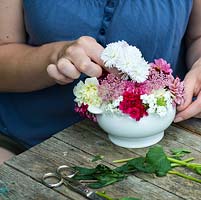 Potie en pot étape par étape en juillet: Terminez en ajoutant des asters blancs au dôme de pimpinella, de dahlias et de verveine traînante blanche ou rose.