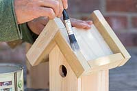 À l'aide d'une peinture au bois, décorez la maison d'oiseau avec la couleur souhaitée. Nous recommandons deux couches pour assurer une protection contre les éléments