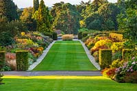 Le célèbre parterre de fleurs mélangé double en septembre qui s'étend sur 128 mètres en bas de la colline. Jardin RHS, Wisley, Surrey