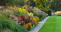 Le célèbre parterre de fleurs herbacées mixtes double en septembre qui s'étend sur 128 mètres en bas de la colline. Jardin RHS, Wisley, Surrey