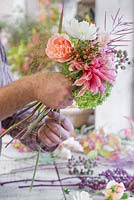 Début de la construction du bouquet vibrant de Crataegus monogyna, Dahlia 'Labyrinth', Rosa 'Ambridge Rose', Rosebay willowherb seed pods et Hydrangea arborescens 'Annabelle'