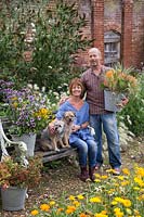 Patrick Cadman et Sheree King avec leurs chiens dans le jardin de coupe