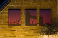 Impressions sur toile à l'épreuve des intempéries sur le mur de briques avec éclairage sur le balcon Wapping
