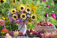 Exposition florale et de récolte d'asters, de tournesols et de pommes.