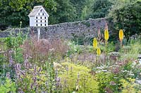 Pigeonnier de Gerry Peachey, les plantes comprennent Kniphofia 'Green Jade' et Euphorbia 'Golden Foam' et Nepeta longipes - The Walled Garden at Mells, Somerset
