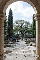 Le cimetière où la famille est enterrée: conçu par Cecil Pinsent. Villa La Foce, près de Chianciano Terme, Sienne, Toscane, Italie. Octobre.