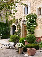Jardin en Luberon, France, conçu par Michel Semini: La porte d'entrée de la maison - Jardin Wasserman