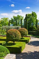 Jardin en Luberon, France, conçu par Michel Semini: haies formées - Jardin Wasserman