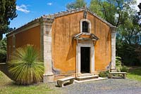 La chapelle de Saint-André avec Dasylirion Longissimus. La Case Biviere près de Lentini, Sicile, Italie.