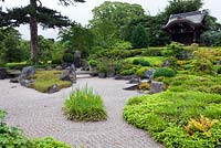 Jardin paysager japonais, jardin d'activités avec gravier ratissé - mi-été - Kew Gardens