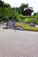 Jardin paysager japonais, jardin d'activités avec gravier ratissé - mi-été - Kew Gardens