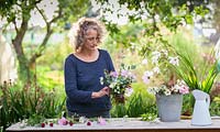 Gabi Reid crée un arrangement floral de son jardin de coupe avec des fleurs à floraison tardive. Septembre.