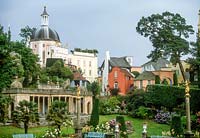 Vue du village de Portmeirion. Place centrale