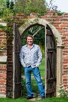David Domoney, un concepteur de jardin, auteur de jardin et jardinier TV sur Love Your Garden d'ITV. Photographié au Capel Manor Gardens.
