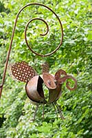 Sculpture d'abeille en acier rouillé au Jardin des Cimes Chamoni, x France, juillet
