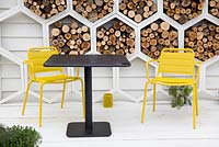 Pavillon de jardin avec hôtels à insectes hexagonaux, terrasse en bois avec table et chaises - The Bees Knees argent doré conçu par Martyn Wilson Malvern Spring Festival RHS show 2015