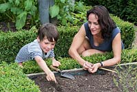 Dawn Isaac jardine avec son fils de 8 ans, Oscar.