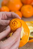 Enveloppez la peau d'orange autour d'elle pour créer une tête en forme de fleur