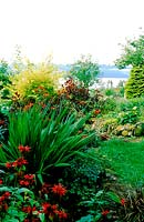 Abriachan. Loch Ness. Invernesshire, Ecosse. Le jardin est situé sur une colline surplombant le loch ness - avec une plantation choisie pour s'intégrer à l'environnement environnant