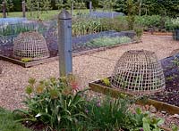 Cloche en osier dans le potager, bordures de légumes surélevées, chemin de gravier, jardin Sir Kenneth et Lady Carlisles