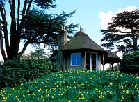 Grand jardin de campagne avec des bâtiments d'époque, créé pour Lord Ongley, The Swiss Garden, Bedfordshire.