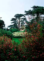 Grand jardin de campagne avec des bâtiments d'époque, créé pour Lord Ongley, The Swiss Garden, Bedfordshire