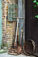 Coin de la cour avec de vieux outils de jardin, Lucille Lewins, petit bureau cour jardin à Chiltern Street studios, Londres. Conçu par Adam Woolcott et Jonathan Smith