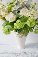 Bouquet de Rosa 'Avalanche', Guelder Rose et Stocks dans un vase
