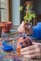 Peignez les pots dans une formation à carreaux pour recréer le motif tartan